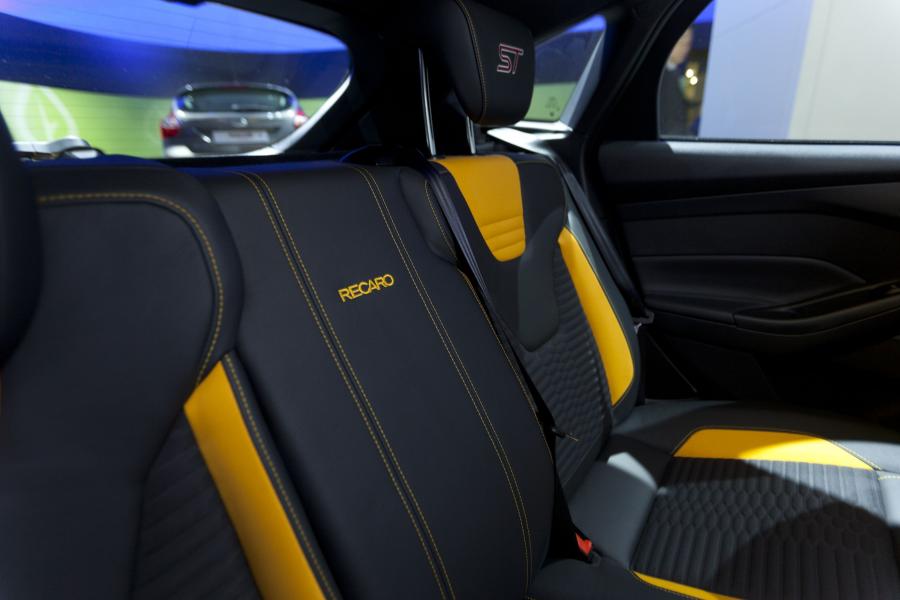  Ford Focus ST 2010 года  (фото 27 из 46)